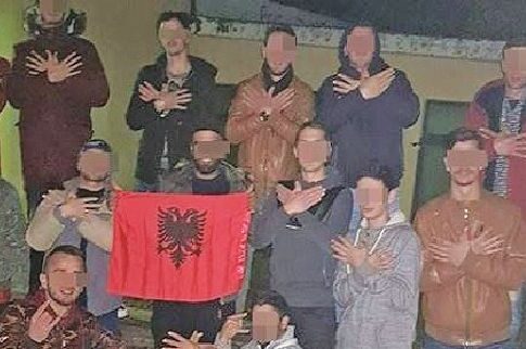 Νεαροί Αλβανοί προκαλούν έξω από σχολείο στον Τίρναβο