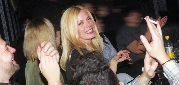 Η όμορφη παρουσιάστρια απολαμβάνει το μουσικό πρόγραμμα