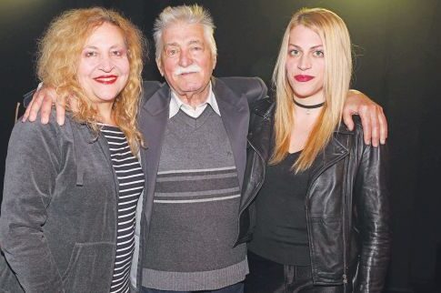 Ο «σκληρός» αγκαλιά με τις... γυναίκες του