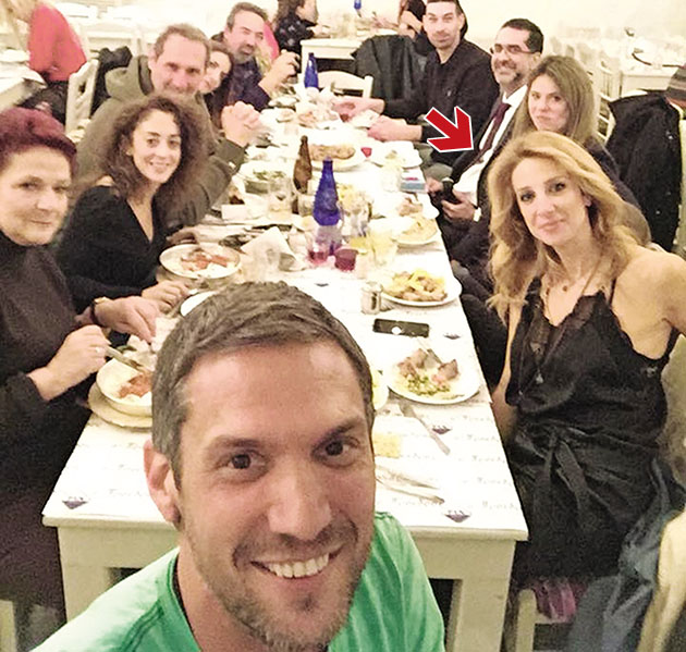 SELFIE • Ο Αλέξανδρος Παρθένης με τη σύντροφό του Βιβή Κωστοπούλου και φίλους