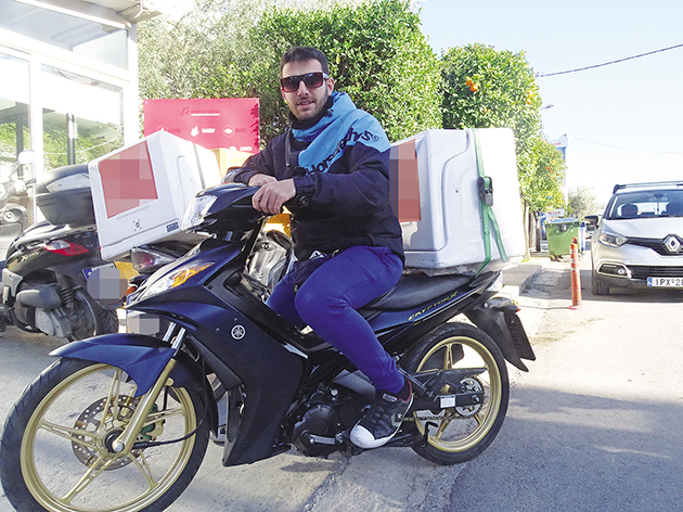 Με γυαλιά ηλίου ο Χρήστος