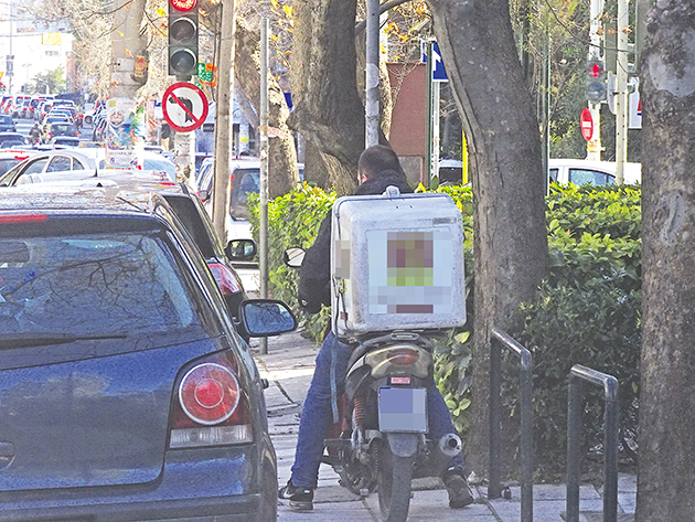 ΣΤΟ ΠΕΖΟΔΡΟΜΙΟ • Διανομέας προσπαθεί να γλιτώσει την κίνηση