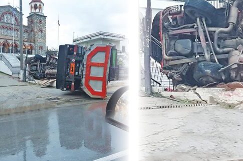 «Βουτιά» νταλίκας στο προαύλιο εκκλησίας!