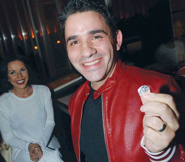 Κλάρα Ασημακοπούλου και Ηλίας Μαραβέγιας, ο οποίος κρατά το τυχερό φλουρί