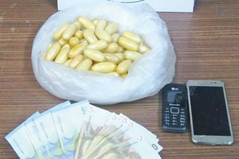 Χειροπέδες σε Βραζιλιάνο που κατάπιε «αβγά» κόκας