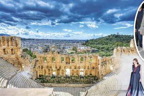 Ντεφιλέ από Μαρέβα με φόντο το Ηρώδειο
