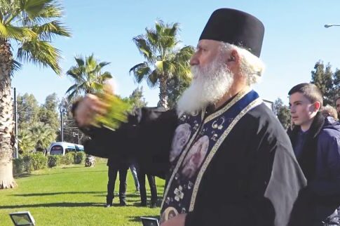 Ξόρκισαν το κόκκινο γλυπτό