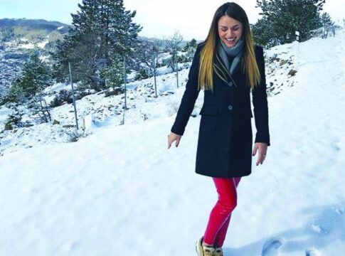 Η Ελένη Τσολάκη παίζει με τα χιόνια