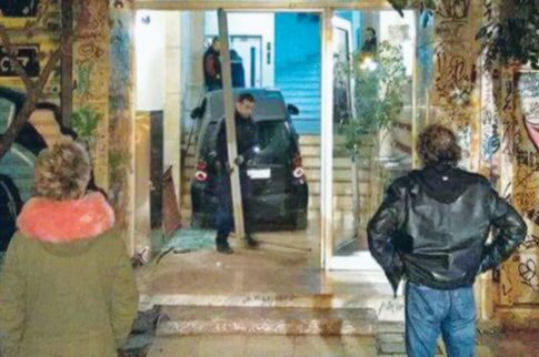 Κλεμμένο smart μπούκαρε σε πολυκατοικία στα Εξάρχεια