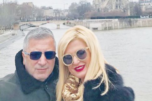 Chic ζευγάρι στην πόλη του φωτός