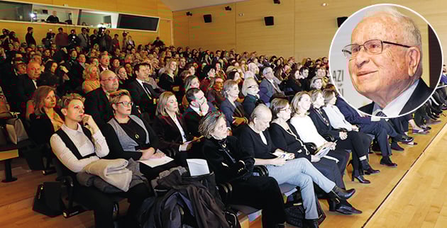 Κατάμεστη η αίθουσα του Μουσείου Μπενάκη. Ένθετη: Ο καθηγητής Χρήστος Μπαρτζώκας