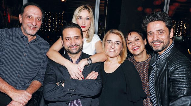 Από αριστερά: Μάνος Τσαγκαράκης, Γιάννης Κωτσαλάς, Γιούλη Σταρίδα, Μαρία Ζαχαροπούλου, Ντέμη Ντάβαρη και Θάνος Μακρογαμβράκης