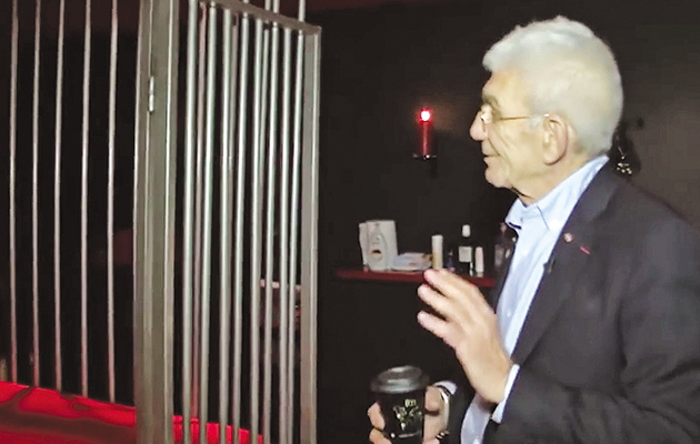 Περιήγηση του δημάρχου Θεσσαλονίκης στα κλουβιά, στα κόκκινα δωμάτια με τους δονητές και τα δερμάτινα αξεσουάρ