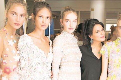 Η καλλονή Λάις Ριμπέιρο έλαμψε στο catwalk με εντυπωσιακή  δημιουργία της Σήλιας Κριθαριώτη