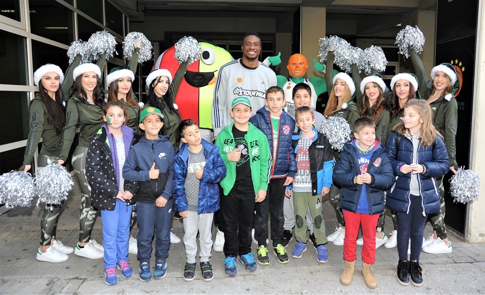 Ο Νίκος Παππάς με έναν μικρό φίλαθλο του Παναθηναϊκού Superfoods Ο Θανάσης Αντετοκούνμπο, ο Κερκίδας, ο Mr. Green, οι Fun Patrol και μικροί φίλαθλοι του Παναθηναϊκού Superfoods
