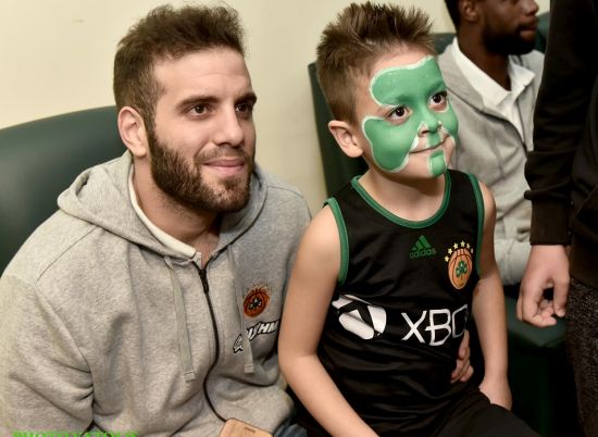 Ο Νίκος Παππάς με έναν μικρό φίλαθλο του Παναθηναϊκού Superfoods