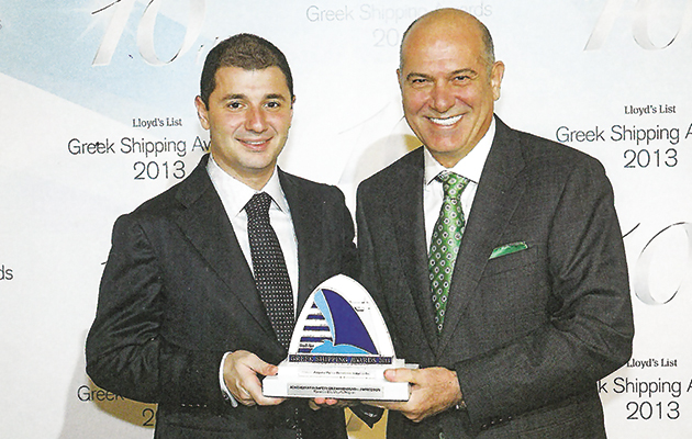 Ο Γιώργος Μελισσανίδης και ο Σπύρος Φωκάς παραλαμβάνουν το βραβείο για την Ελληνική Ναυτιλία 2013