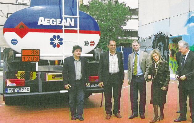 Ο Γιώργος Μελισσανίδης (κέντρο) κατά την παράδοση πετρελαίου θέρμανσης σε σχολείο