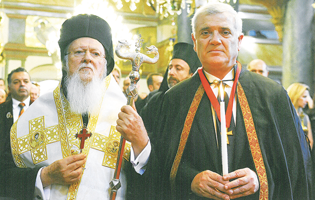 Η στιγμή της απονομής της τιμητικής διάκρισης τουΆρχοντα Κουροπαλάτη από τον Οικουμενικό Πατριάρχη κ.κ. Βαρθολομαίο