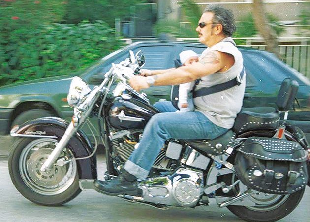 Καβάλα στη Harley, πηγαίνοντας βόλτα τον γιο του Ανδρέα