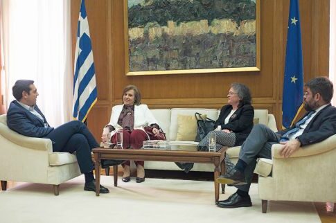 Το καλωσόρισμα του Τσίπρα στη «μεγάλη Θεοδώρα» του ΣΥΡΙΖΑ