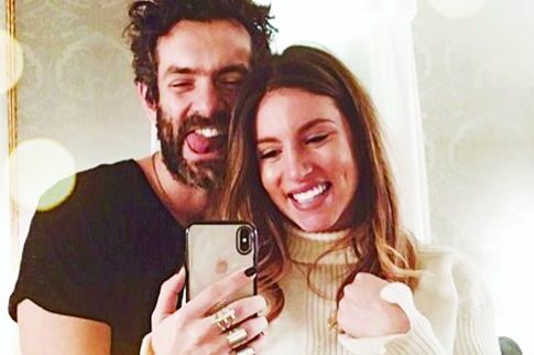 Χάδια στην κοιλίτσα της Οικονομάκου