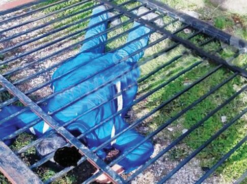 Φωτό-σοκ του άτυχου πατέρα που καταπλακώθηκε από πόρτα γηπέδου