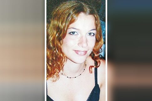 Το τελευταίο «αντίο» στην εικαστικό που βρέθηκε νεκρή στο διαμέρισμά της είκοσι μέρες μετά τον θάνατό της
