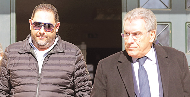 Μαζί με τον δικηγόρο του Βασίλη Καπερνάρο