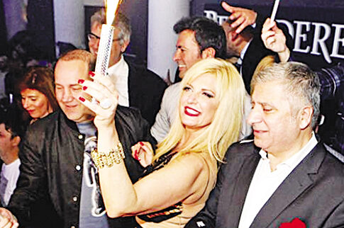 Η κυρία του δημάρχου το... έκαψε στα γενέθλιά της