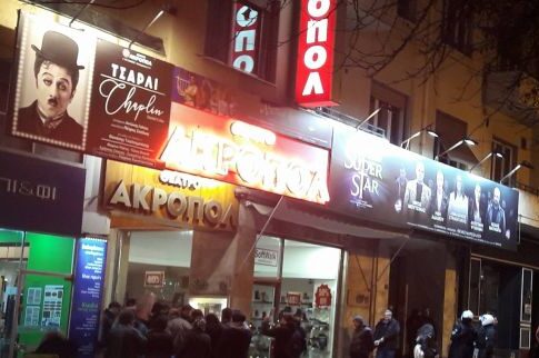 Ντομάτες στους πρωταγωνιστές της παράστασης «Jesus Christ superstar»