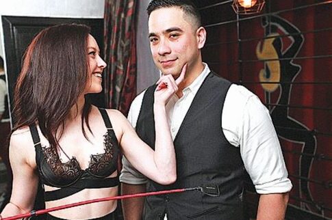 Ζευγάρι έχει το δικό του swingers club