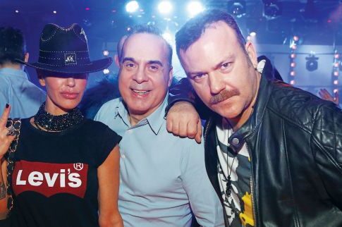 Cowgirl η Νατάσα Καλογρίδη που παίζει με τον φακό