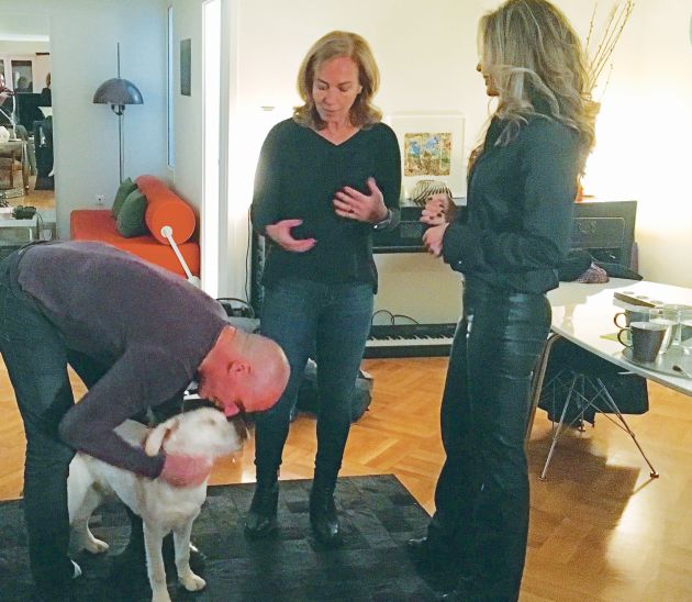 Μαζί με τη σύζυγό του και την παρουσιάστρια