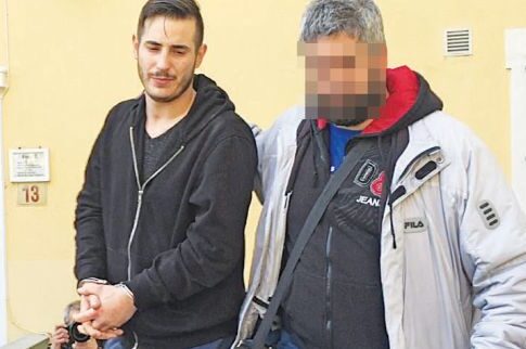 Ιδού ο «δράκος» που έκανε μαθήτριες «ζόμπι του sex»