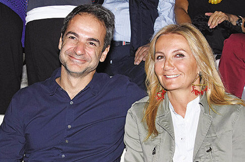 Η stylish Μαρέβα αντέχει τους «κεραυνούς»