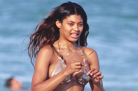 Η ντροπαλή μελαχρινή που έβαλε «φωτιά» στην πλαζ