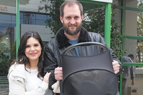 Τρισευτυχισμένη  η Ασλάνογλου, βγήκε από το μαιευτήριο με τον γιόκα της
