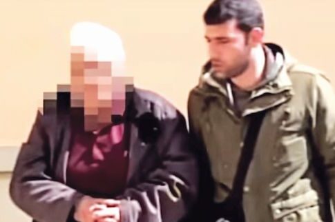 Διώξεις (!) σε παππού που πυροβόλησε ληστές μέσα στο σπίτι του στη Γλυφάδα