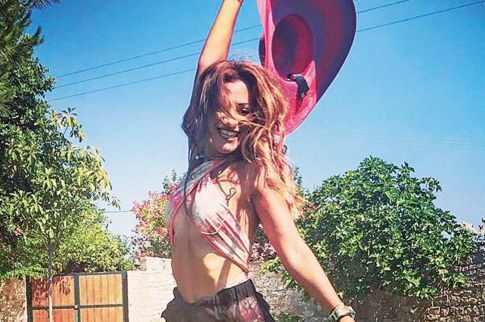 Σαμπάνιες στα πόδια της φιλoλόγου, που δίνει... ρέστα πάνω στο μπαρ!