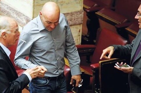 Το καπνίζειν πάει σύννεφο σε όλους τους χώρους της Βουλής!