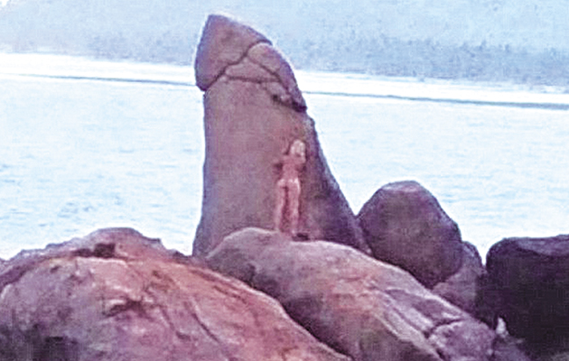 Η ξαναμμένη τουρίστρια τρίβεται στον βράχο