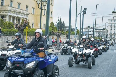 Πολιορκία της Βουλής από δεκάδες «γουρούνες»