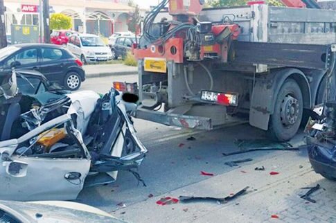 «Τρελό» φορτηγό πήρε αμπάριζα παρκαρισμένα αυτοκίνητα στη Ρόδο