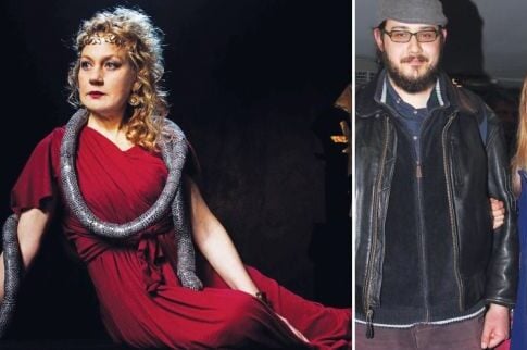 Η σύζυγος του Μάινα υπό τις σκηνοθετικές οδηγίες του γιου της