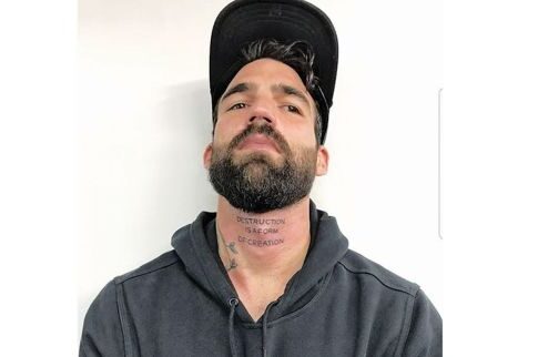 Ο Δημήτρης Αλεξάνδρου χτύπησε tattoo στο «μήλο του Αδάμ»