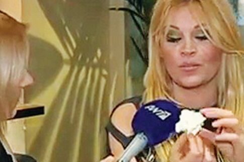 Απίστευτο! Η Σαμπρίνα έφαγε on camera πέταλα γαρδένιας