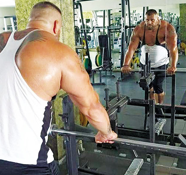 ΣΤΟ ΓΥΜΝΑΣΤΗΡΙΟ • Ο Βασίλης Σεμερτζίδης