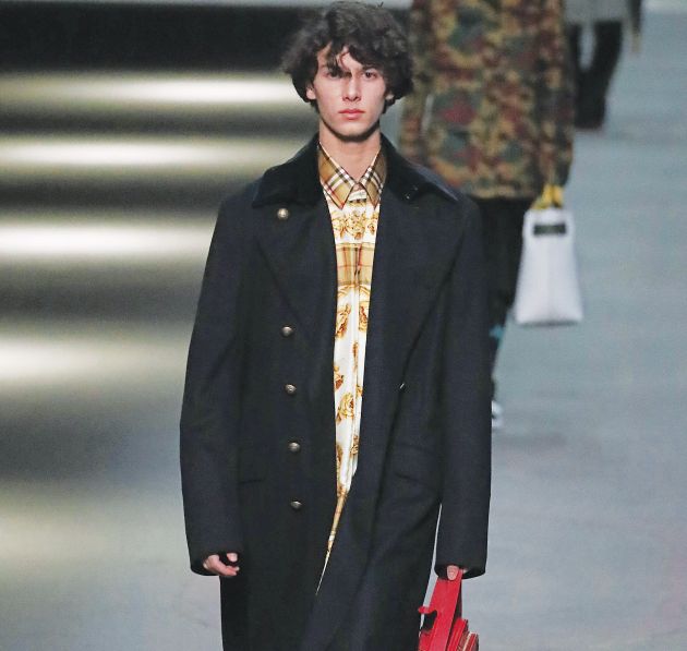 ΜΕ ΑΕΡΑ φτασμένου μοντέλου ο Νικολάι στην επίδειξη της Burberry