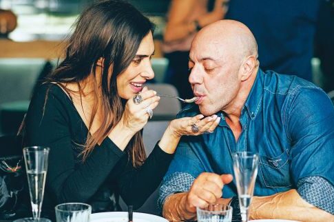 Η Μάγκυ Χαραλαμπίδου ταΐζει στο στόμα τον αγαπημένο της
